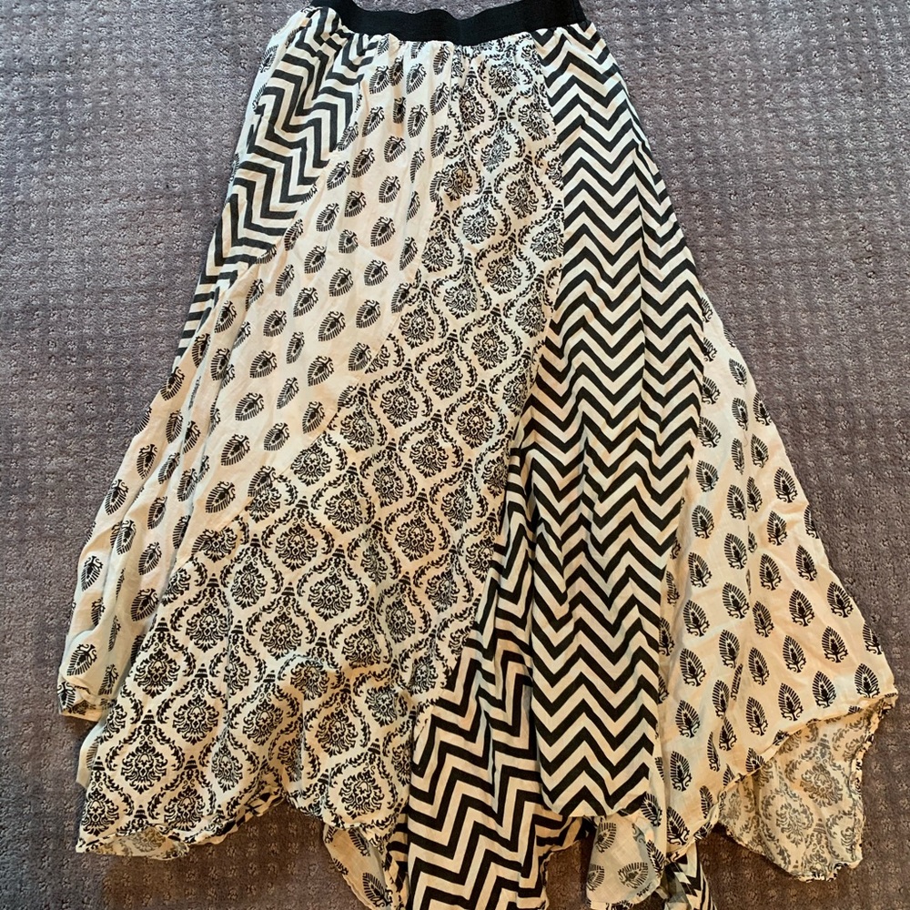 black and white pattern flare skirt